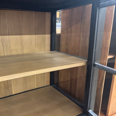 buffet_vitre_noir_interieur_bois