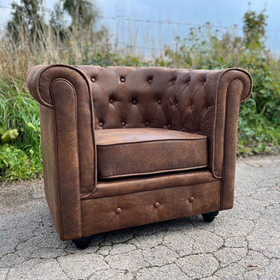 fauteuil_chesterfield_microfibre_marron_effet_vieilli