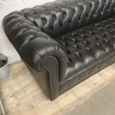 canape_chesterfield_noir_cloute