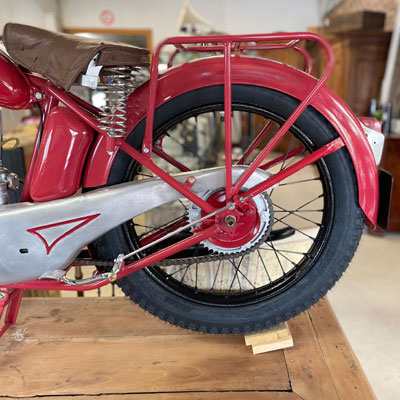 moto_ancienne_rouge