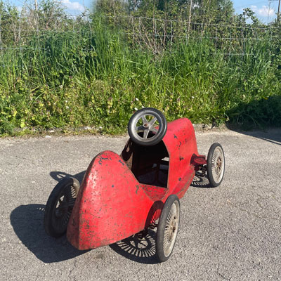 voiture_a_pedale_ancienne_rouge