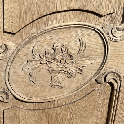 armoire_en_chene_portes_sculptees