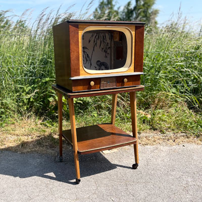 televiseur_vintage_sur_meuble