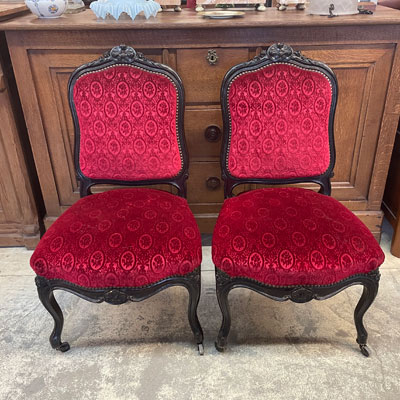 salon_ancien_bois_noir_velours_rouge