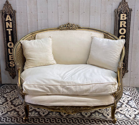 banquette_cannage_dore_coussins_creme