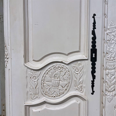 armoire_blanche_sculptee