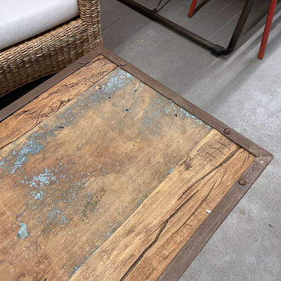 table_basse_pliante_vieux_bois_pieds_metal