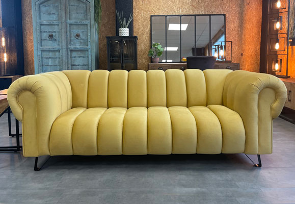 canape_jaune_type_chesterfield