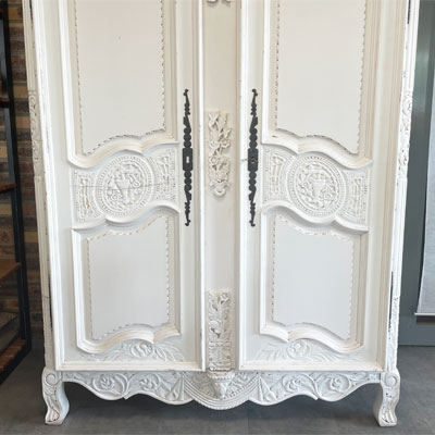 armoire_blanche_sculptee