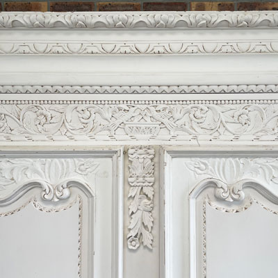 armoire_patinee_blanc_sculptee