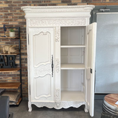 armoire_sculptee_patine_blanche